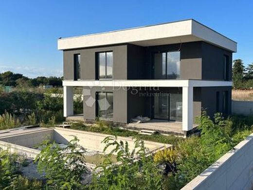 Maison de luxe à vendre à Pula, 690 000 €, Photo 1