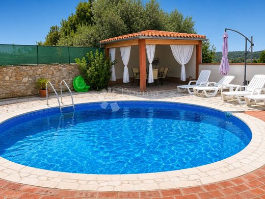 Maison de luxe à vendre à Pula, 470 000 €, Photo 1
