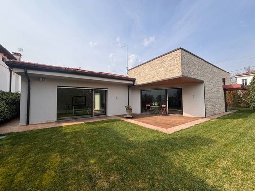 Luxury House for sale in Treviso, 1 200 000 €, Photo 1
