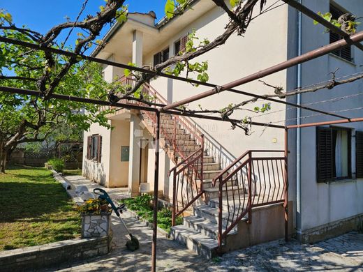 Maison de luxe à vendre à Porec, 450 000 €, Photo 1
