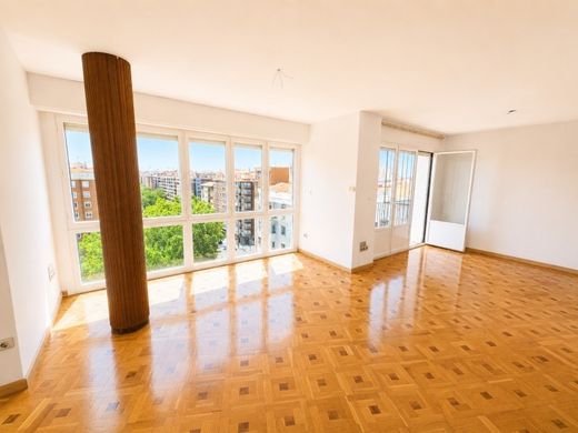 Luxury Apartment for sale in Zaragoza, 670 000 €, Photo 2
