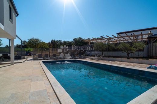 Maison de luxe à vendre à Porec, 550 000 €, Photo 3