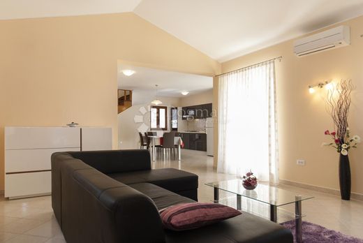 Maison de luxe à vendre à Porec, 450 000 €, Photo 6