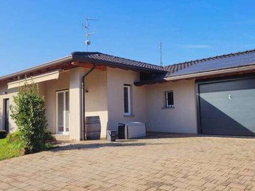 Luxury House for sale in Carnago, 620 000 €, Photo 1