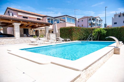 Maison de luxe à vendre à Novigrad, 0 €, Photo 3