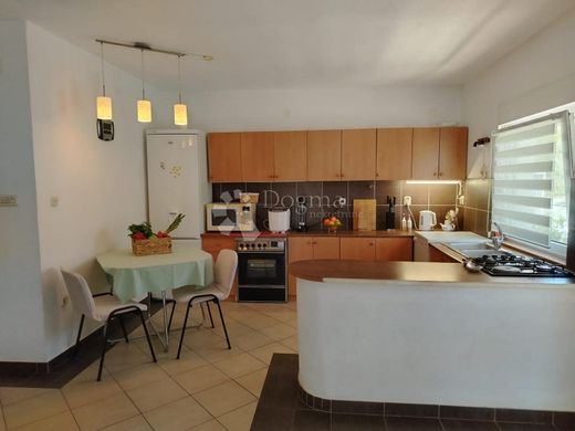 Maison de luxe à vendre à Okrug Donji, 875 000 €, Photo 4
