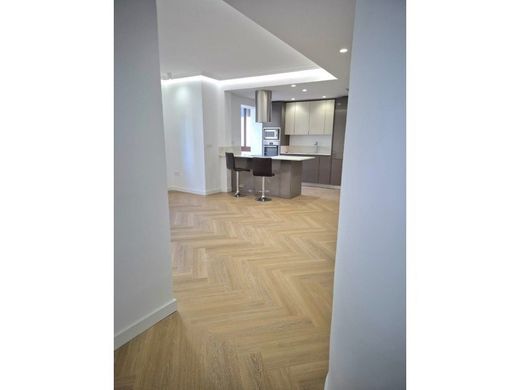 Luxury Apartment for sale in Madrid, 1 050 000 €, Photo 2