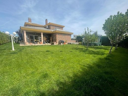 Luxury House for sale in Laguna de Duero, 580 000 €, Photo 1