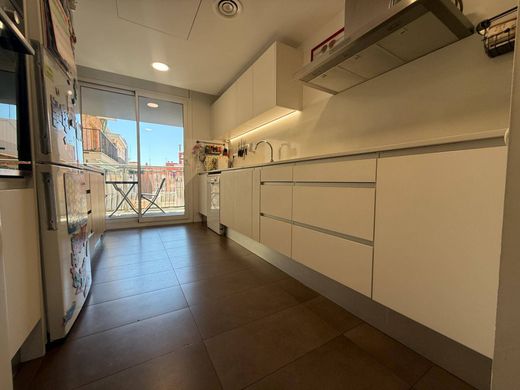 Luxury Apartment for sale in Cornellà de Llobregat, 445 000 €, Photo 5