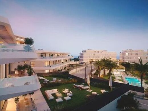 Luxury Apartment for sale in Estepona, 705 000 €, Photo 1