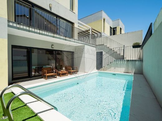 Luxury House for sale in Seixal, 698 000 €, Photo 1