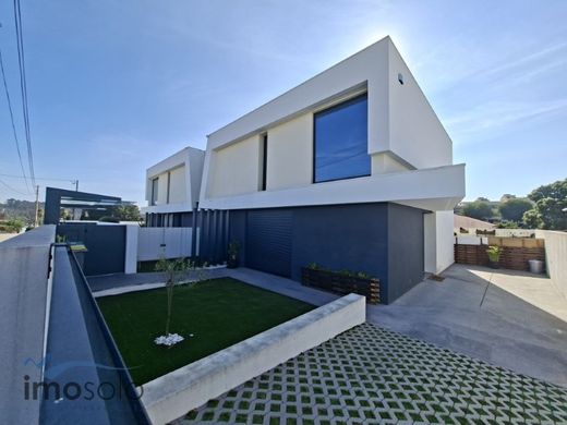 Luxury House for sale in Santa Maria Da Feira, 497 500 €, Photo 1