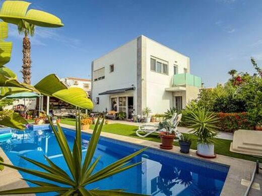 Maison de luxe à vendre à Torrevieja, 465 000 €, Photo 1