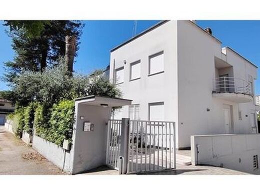 Maison de luxe à vendre à Latina, 620 000 €, Photo 1