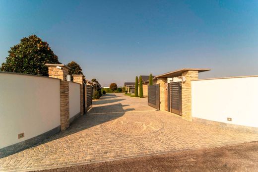 Maison de luxe à vendre à Nichelino, 845 000 €, Photo 1