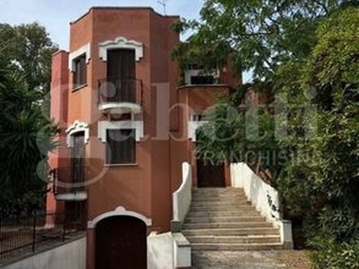 Luxury House for sale in Bari, 750 000 €, Photo 1