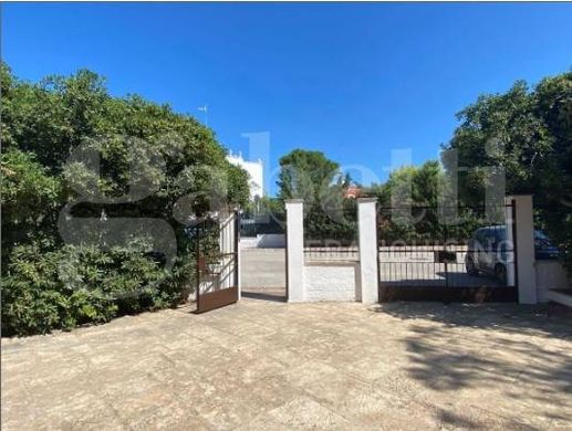 Luxury House for sale in Bari, 750 000 €, Photo 2