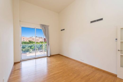 Luxury Apartment for sale in Barcelona, 950 000 €, Photo 2