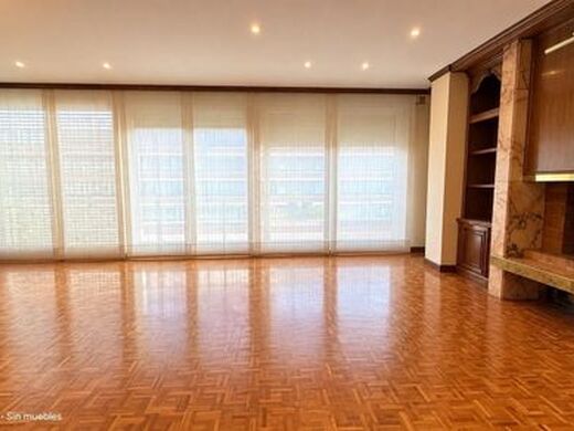 Luxury Apartment for sale in Barcelona, 945 000 €, Photo 3