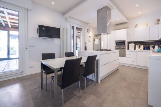 Luxury Apartment for sale in Bologna, 819 000 €, Photo 2