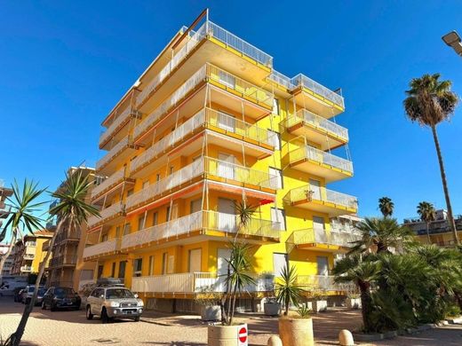 Luxury Apartment for sale in San Bartolomeo Al Mare, 450 000 €, Photo 2
