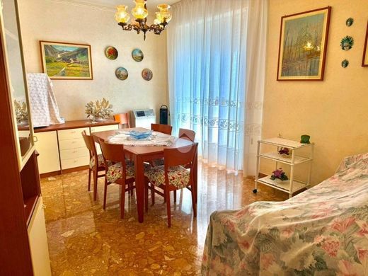 Luxury Apartment for sale in San Bartolomeo Al Mare, 450 000 €, Photo 3