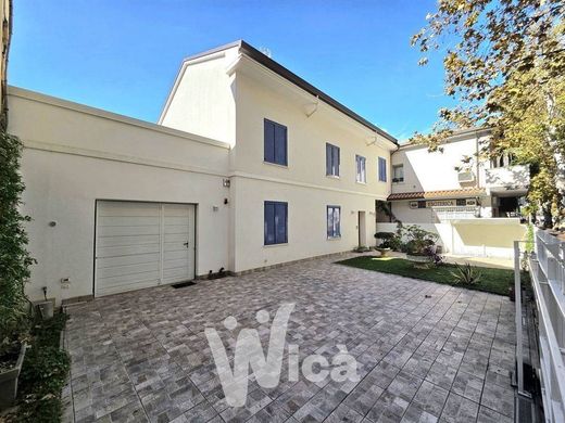 Maison de luxe à vendre à Cesenatico, 1 170 000 €, Photo 2