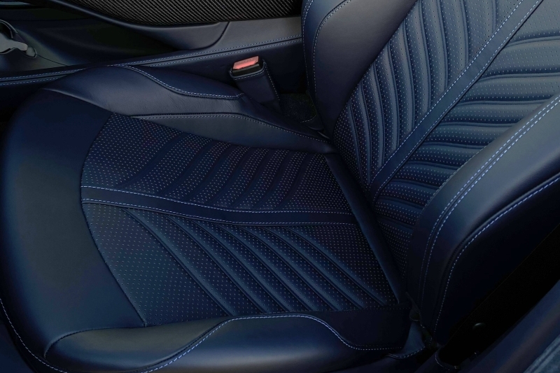 Photo N°13 de la voiture Aston Martin DBX
