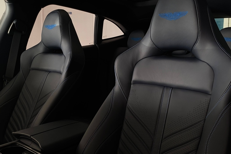 Photo N°2 de la voiture Aston Martin DBX